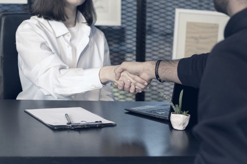 Consultor e cliente fechando negócio