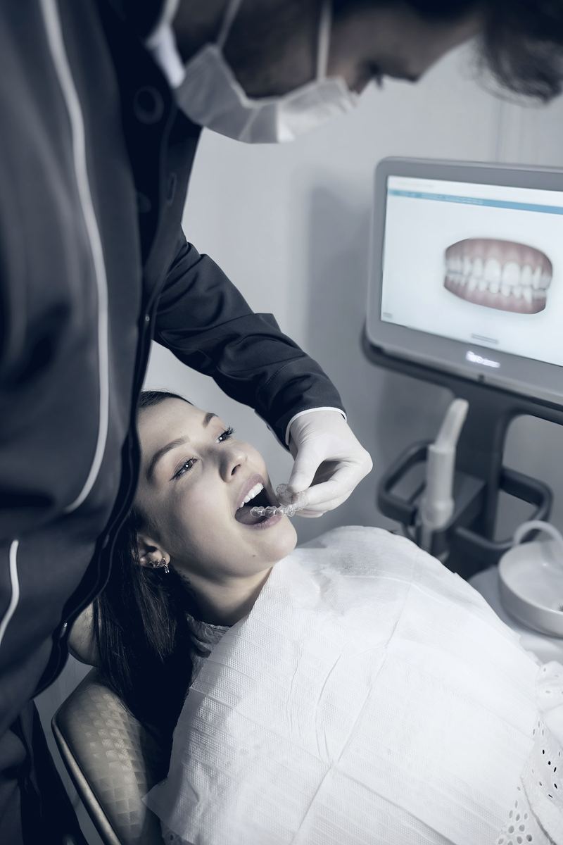 Dentista atendendo paciente