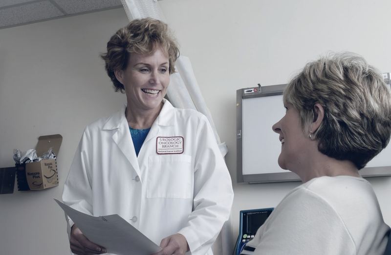 Médica conversando com paciente em consultório