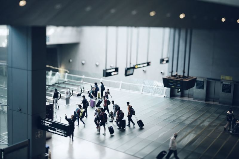 Viajantes com bagagem em terminal de aeroporto